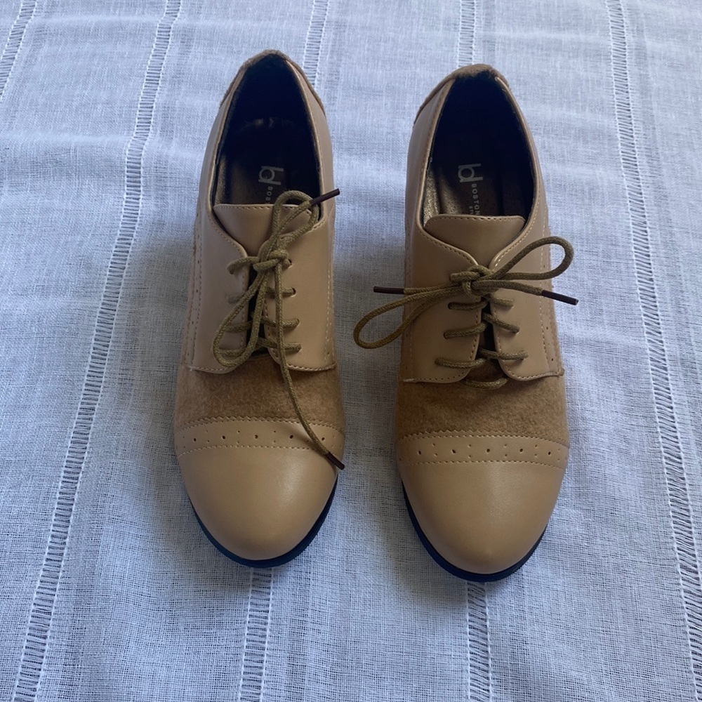 Boston Design Studio tan Oxford heels. - Picture 3 of 10